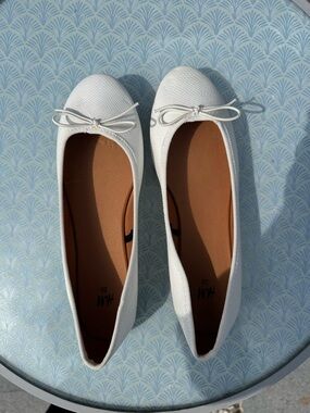 H&M White Textured Ballet Flats with Bow Detail